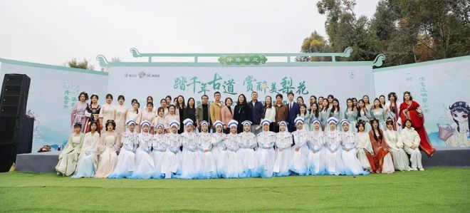 开云APP 开云官网入口新皂梨花赋春韵携手文传振乡村(图3)