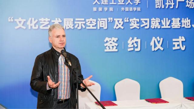 开云 开云体育官网一不小心进入了学生们的创意空间——大连工业大学 × 凯丹广场【文化艺术展示空间】开幕(图2)