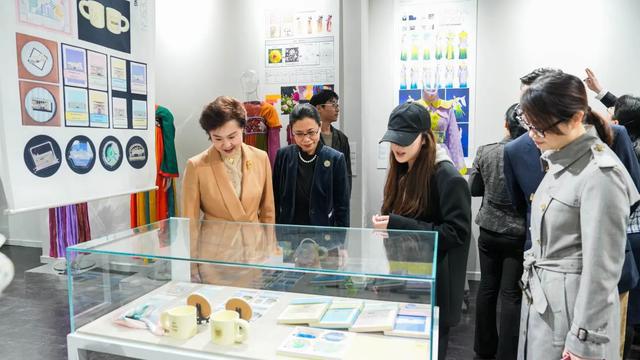 开云 开云体育官网一不小心进入了学生们的创意空间——大连工业大学 × 凯丹广场【文化艺术展示空间】开幕(图6)