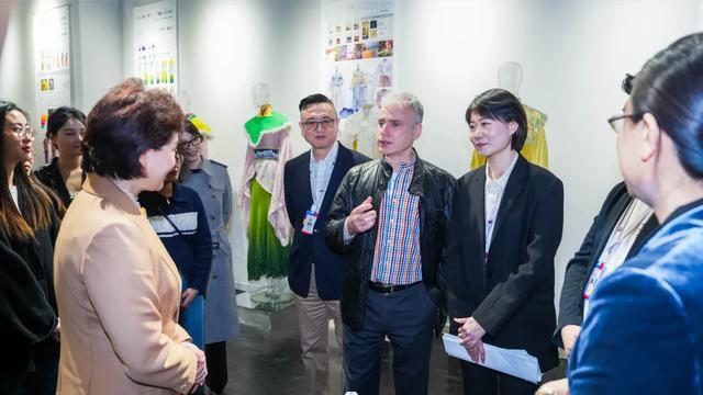 开云 开云体育官网一不小心进入了学生们的创意空间——大连工业大学 × 凯丹广场【文化艺术展示空间】开幕(图8)