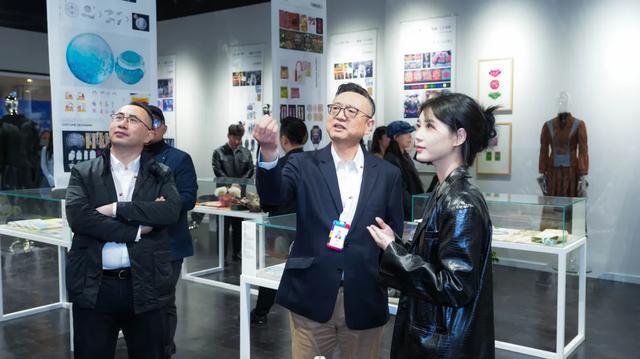 开云 开云体育官网一不小心进入了学生们的创意空间——大连工业大学 × 凯丹广场【文化艺术展示空间】开幕(图7)