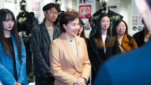 开云 开云体育官网一不小心进入了学生们的创意空间——大连工业大学 × 凯丹广场【文化艺术展示空间】开幕(图9)