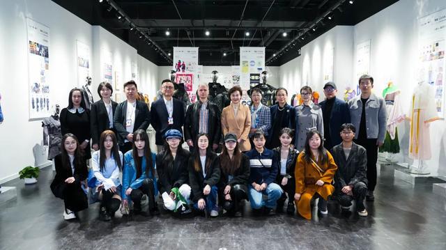 开云 开云体育官网一不小心进入了学生们的创意空间——大连工业大学 × 凯丹广场【文化艺术展示空间】开幕(图10)