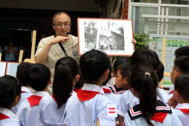 【文化传播】方志Kaiyun 开云文化大讲堂走进成都市李家沱实验小学(图2)