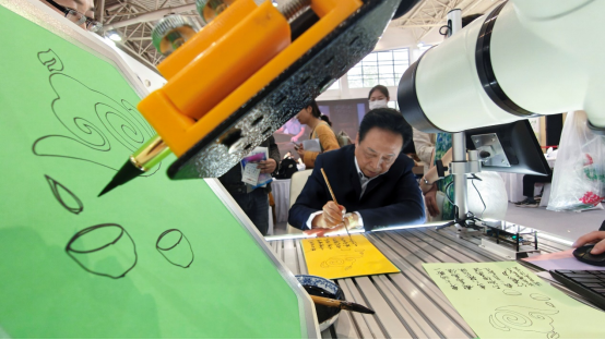 千年茶文化遇上高科技茶博会上机器人“秀茶艺”Kaiyun 开云体育(图2)