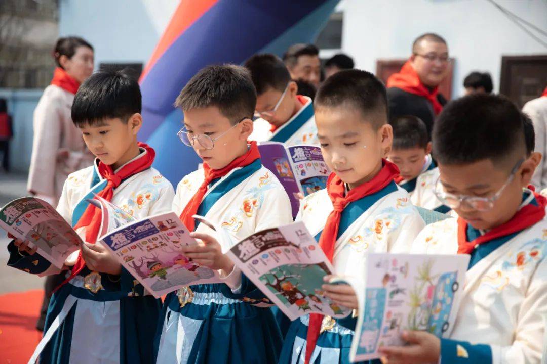 黑龙江报刊传媒集团有限公司“家庭教育阅读实践基地”授牌暨杂志捐赠仪式成功举办Kaiyun 开云体育(图4)